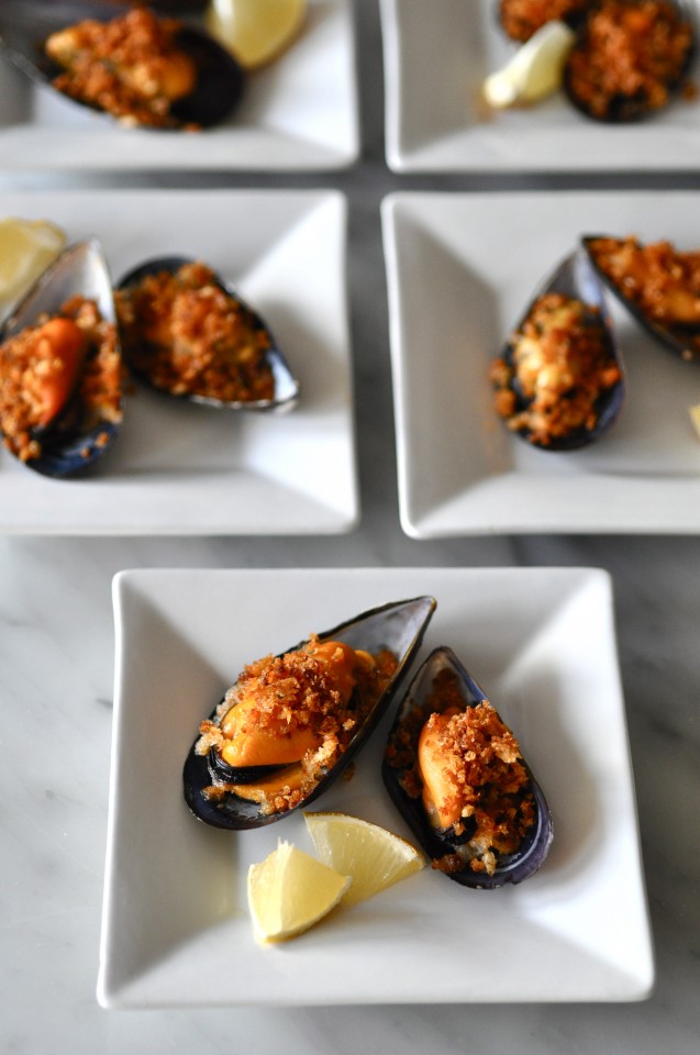 Broiled mussels with hot paprika crumbs