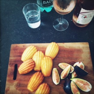Homemade madeleines and figs with honey